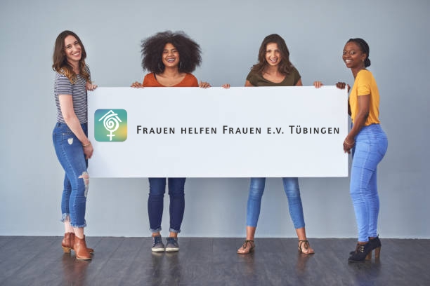 fhf-tuebingen-frauen-heben-schild-mit-logo