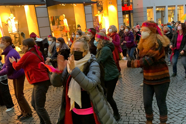 Tanzende bei One Billion Rising in Tübingen